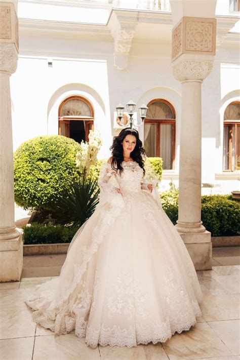 Belle Jeune Mariée Avec Les Cheveux Foncés Dans La Pose Luxueuse De