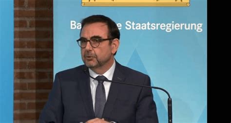 Mitschnitt der pressekonferenz vom freitag, den 4.12. Heute 13 Uhr LIVE | Perspektiven für die Schulen ...