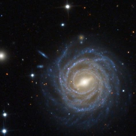 La galaxia renacuajo es una galaxia espiral barrada perturbada, situada 420 millones de años luz de la tierra hacia el norte de la constelación. NGC 521 é uma bela galáxia espiral barrada | Abstract ...