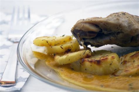 Se pelan y se lavan las patatas y se cortan en rodajas se incorporan al conejo y se cubre con 1 chorreón vinagre. Conejo con patatas ¡El mejor guiso español! - Mil Recetas
