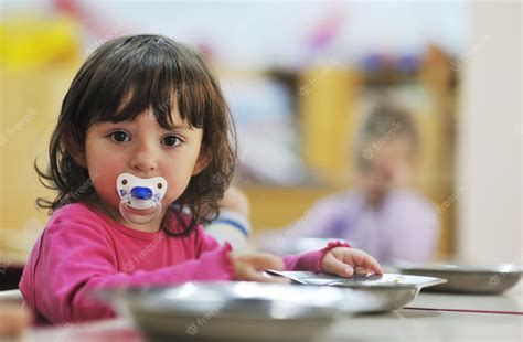 El Grupo De Niños Felices Se Divierten Y Juegan En El Concepto De