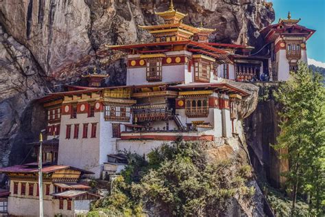 Prozession um das kloster von karma drubdey, bhutan, 2016. bhutan kloster » Geographiestudium.com
