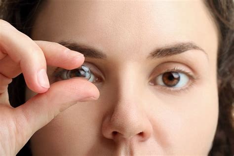 How To Remove A Stuck Soft Contact Lens The Eye News