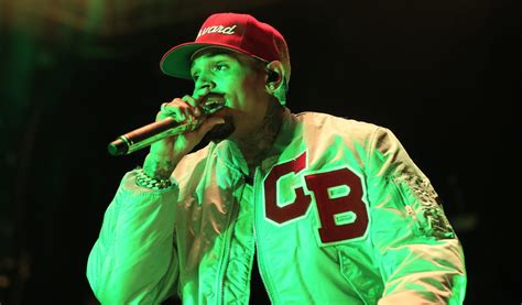 Браун выпустил свой дебютный альбом chris brown в конце 2005 в 16 лет. Chris Brown schedules dance frenzy for Buffalo's KeyBank Center - The Buffalo News