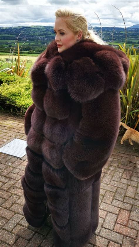 Pin By Klark Wesley On Fur Fashion Fox Fur Fur Coats Women Real Fur Coat