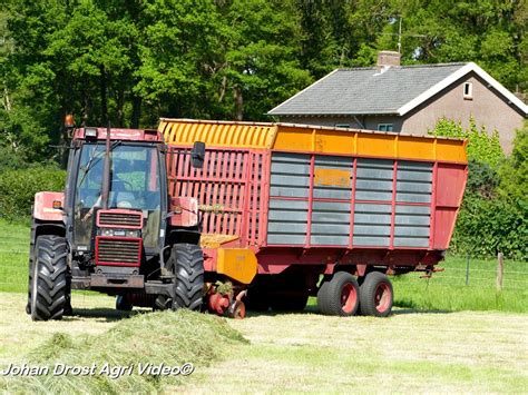 De opraapcombinatie van plantinga bestond uit hun zwarte deutz fahr agrotron 7250 ttv warrior met een pottinger jumbo 6610 combiline opraapwagen. Case-IH › Case International 956XL en Miedema-opraapwagen ...