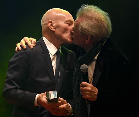Patrick Stewart E Ian Mckellen Se Beijam Em Premiação Em Londres Quem