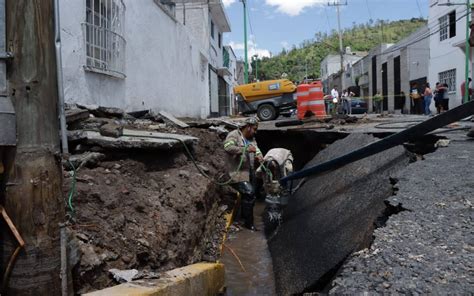 La calle se volvió un río Fuga de agua masiva provoca socavón en la