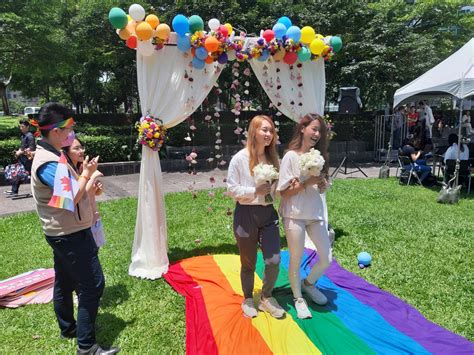 Hundreds Of Same Sex Couples Celebrate Their Marriages In Taiwan