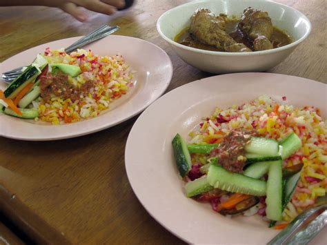 Nasi kerabu, nasi dagang, laksam, mee celup and my favourite is the nasi berlauk. Berjamu selera di Kuala Terengganu - Tips Resep Cara Membuat