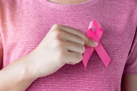 Oktober Borst Cancer Awareness Maand Vrouw In Roze T Shirt Met Hand