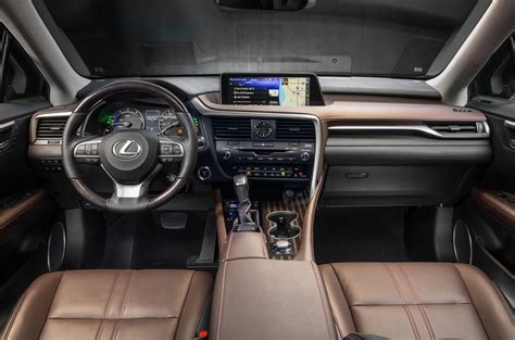 Scopri il nuovo rx hybrid, il suv premium lexus dall'impareggiabile raffinatezza che, nella sua versione 2020, è ancora più piacevole e sicuro da guidare grazie alla compatibilità con apple carplay® e android auto®, ai servizi connessi e al lexus safety system+ di serie. 2015 Lexus RX 450h Premier review review | Autocar