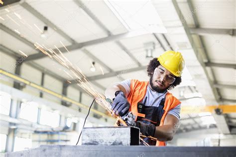 Trabajador Usando Amoladora En Metal En Fábrica 2023
