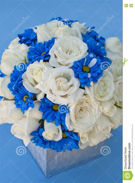 Splendido mazzo di 100 rose rosse a gambo lungo consegnate a mano anche in giornata e su appuntamento. Mazzo Ricco Di Rose Bianche E Di Fiori Blu In Vaso Di ...