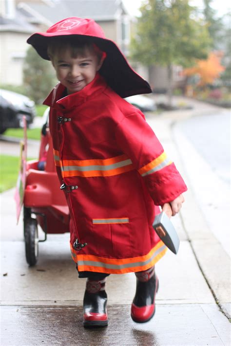 32 cute, easy halloween costume ideas for dogs. Fireman, Fire Dog, Fire Truck Halloween Costume - Repeat ...