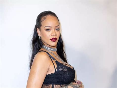 Rihanna N Lenjerie Intim La Paris Fashion Week