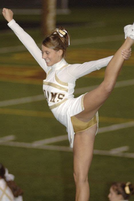 Sexy Cheerleaders High Kicking Pics