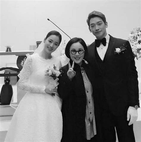 Kim tae hee wore a laced, over the knee dress topped with a simple veil, and rain wore a simple tuxedo with a bow tie and white gloves.the simple, modest wedding, which was heavily. #Rain #KimTaeHee #wedding 1/19/2017 | Star wedding ...