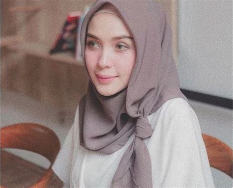 Iya kak tadi malam handphone kakak bergetar dan tidak sengaja aku baca isi chat dari pacar kakak. Inspirasi Square Hijab Agar Makin Modis Ala Hamidah ...