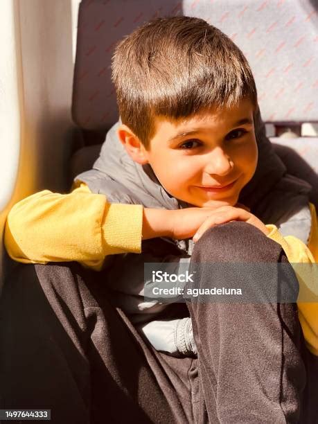 Anak Lakilaki Berambut Cokelat Muda Duduk Di Kursi Kereta Bepergian
