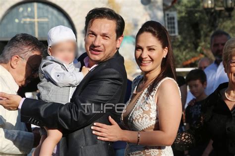 Ο σάκης τανιμανίδης και η χριστίνα μπόμπα ετοιμάζονται να καλωσορίσουν σε λίγο καιρό στη ζωή τις δίδυμες κορούλες τους. Σταύρος Νικολαΐδης: Βάφτισε τον γιο του! pics - TLIFE