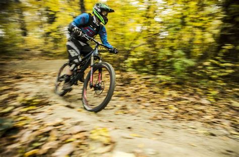 Mountain bikes share some similarities with other bicycles, but incorporate features designed to enhance durability and performance in rough terrain, which makes them heavy. Zweimeterregel wird ignoriert: Das Mountainbike-Mekka ...