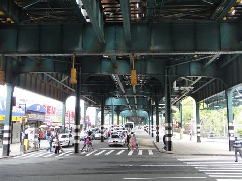 The 6 Trains Elevated Tracks Looming Over Westchester Ave Flickr