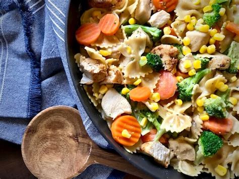 Swap in any veggies that you have in the healthy chicken pasta salad. One Pot Creamy Garlic Chicken and Veggie Pasta - The Skinnyish Dish
