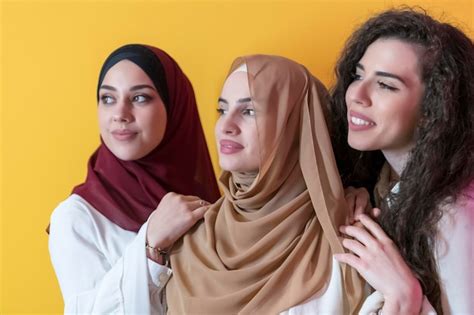 Retrato Grupal De Hermosas Mujeres Musulmanas Dos De Ellas Con Un Vestido De Moda Con Hiyab