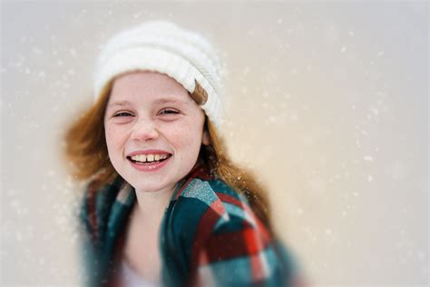 fotos gratis nieve invierno niña fotografía niño expresión facial sonreír divertido