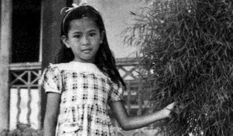Geburtstag der entmachteten und festgesetzten regierungschefin in myanmar, aung san suu kyi, haben zahlreiche menschen mit blumen im haar demonstriert. Aung San Suu Kyi - Biography