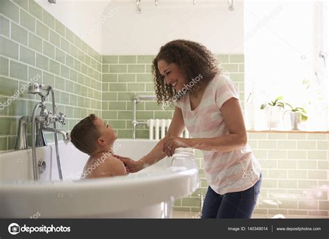 Мать и сын в бане стоковое фото ©monkeybusiness 140349014
