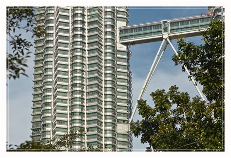 Menara berkembar petronas disiapkan pada tahun 1996. Petronas Towers (Menara Petronas, Menara Berkembar Petrona ...
