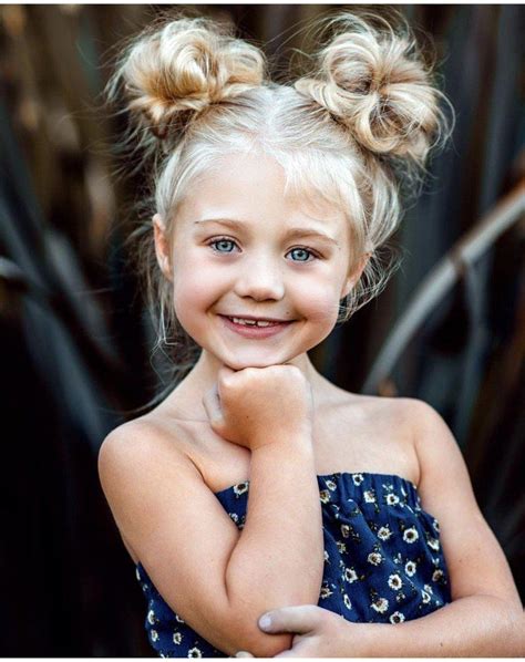 coiffure macarons décoiffés fille space buns Cute Toddler Hairstyles