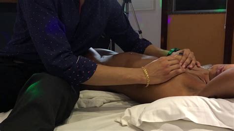 Morena Novinha Queria Massagem Com Oleo Nos Seios Naturais Mas Eu Fiz Massagem Na Sua Buceta