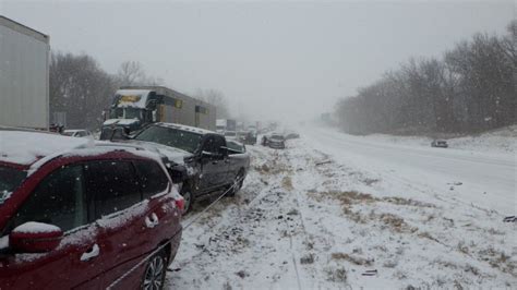 Kansas City Mo Video Snow Storm Causes Pile Up One Dead Vos Iz Neias