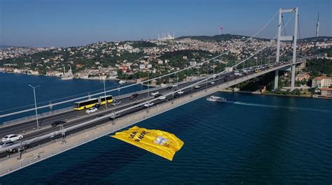 5 kupalı şampiyon VakıfBankın bayrağı İstanbul Boğazına asıldı