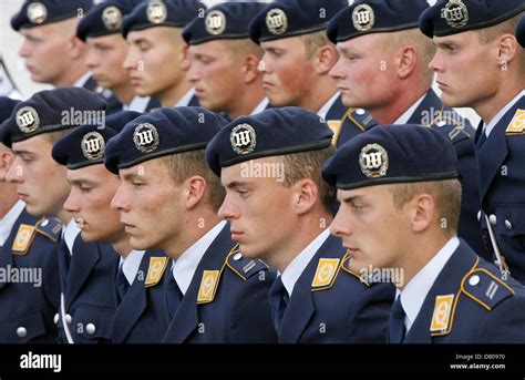 Deutsche Bundeswehr Rekruten während ihr feierliches Versprechen im Bendlerblock in Berlin
