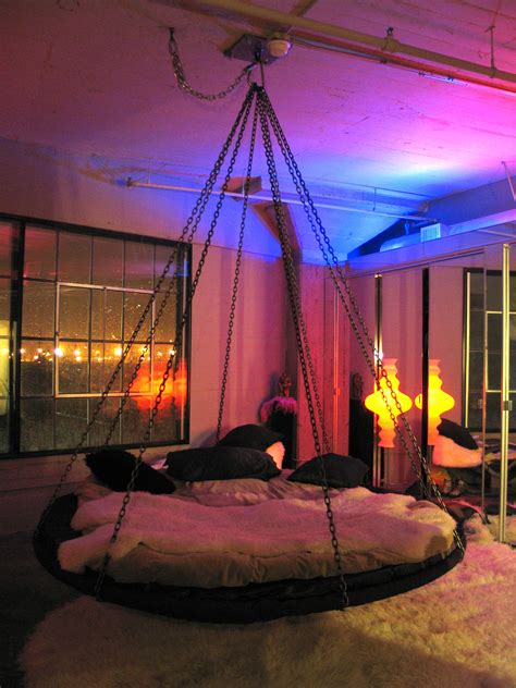Two beds that hang from the ceiling. Floating Round hanging bed with chains and fabulous ...