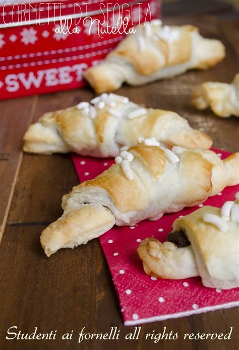 1 rotolo pasta sfoglia rettangolare 1 uovo formaggio alle erbe formaggio al salmone formaggio philadelphia semi di sesamo preparazone: Cornetti di sfoglia alla nutella, ricetta merenda golosa