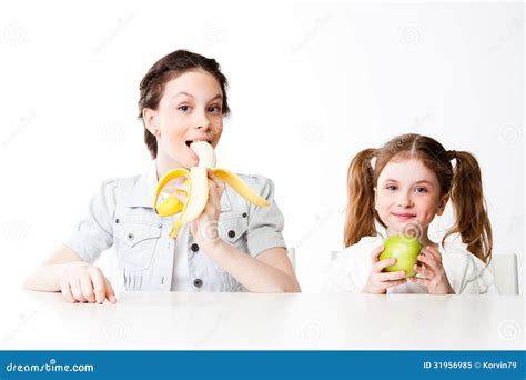 Meisje Met Een Banaan En Een Appel Stock Afbeelding Image Of Leuk Schoonheid