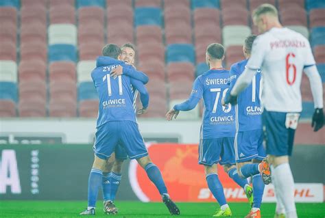 Head to head statistics and prediction, goals, past matches, actual form for ekstraklasa. Górnik - Piast 1-2. Zwycięskie Derby Niebiesko-Czerwonych ...