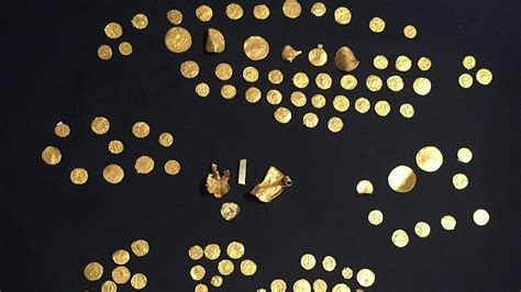 metal detectorist unearths largest anglo saxon treasure hoard ever discovered verve times