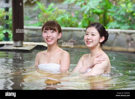 junge japanische frauen baden am traditionellen onsen heißer frühling stockfoto bild 126434404