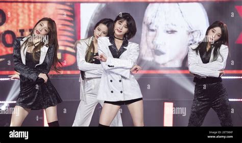 le groupe de jeunes filles de k pop sud coréen exid se produit sur scène lors d un programme de