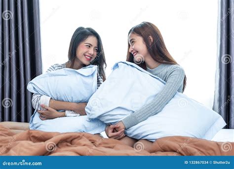 lesbica asiatica due che guarda insieme nella camera da letto concetto di bellezza ha fotografia
