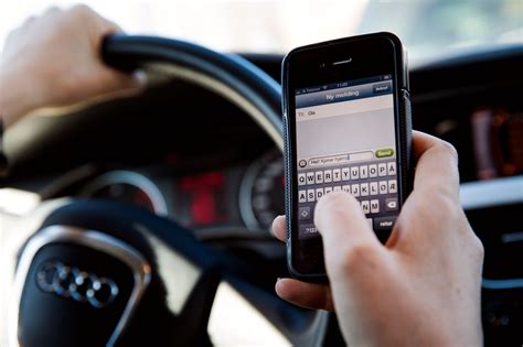 Rapport om mobilbruk i bil: – Som å kjøre med bind for øynene