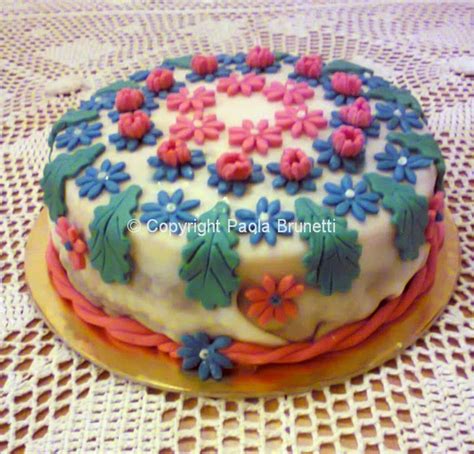 Dopo averlo tagliato in dischi, usate un pennello per distribuire la bagna in modo uniforme su tutta la superficie della torta, da entrambi i lati del disco. Torta di compleanno, con pan di spagna, bagna all'arancia ...