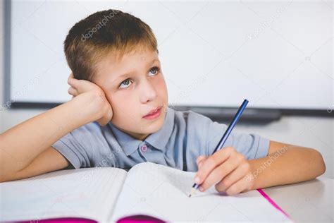 Para dibujar alguien leyendo libro paso a paso. niño haciendo la tarea en el aula — Foto de stock ...
