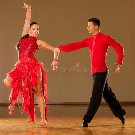 couples latins de danse dans l action samba sauvage de danse photo stock image du action